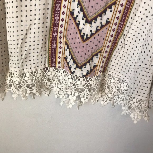 GIMMICKS by BKE Buckle Beaded V Neck Printed Boho Lace Hem Blouse Size Small - Picture 2 of 5